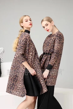 VROČE PRODAJO Miyake moda krat Leopard šivi črna tri četrtine turtleneck T-shirt NA ZALOGI