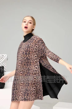 VROČE PRODAJO Miyake moda krat Leopard šivi črna tri četrtine turtleneck T-shirt NA ZALOGI